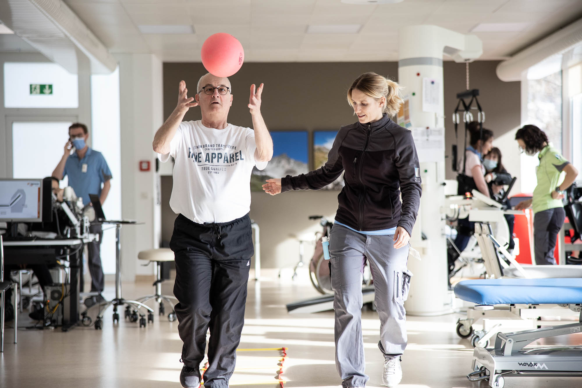 Patient mit Therapeutin in der Rehabilitation