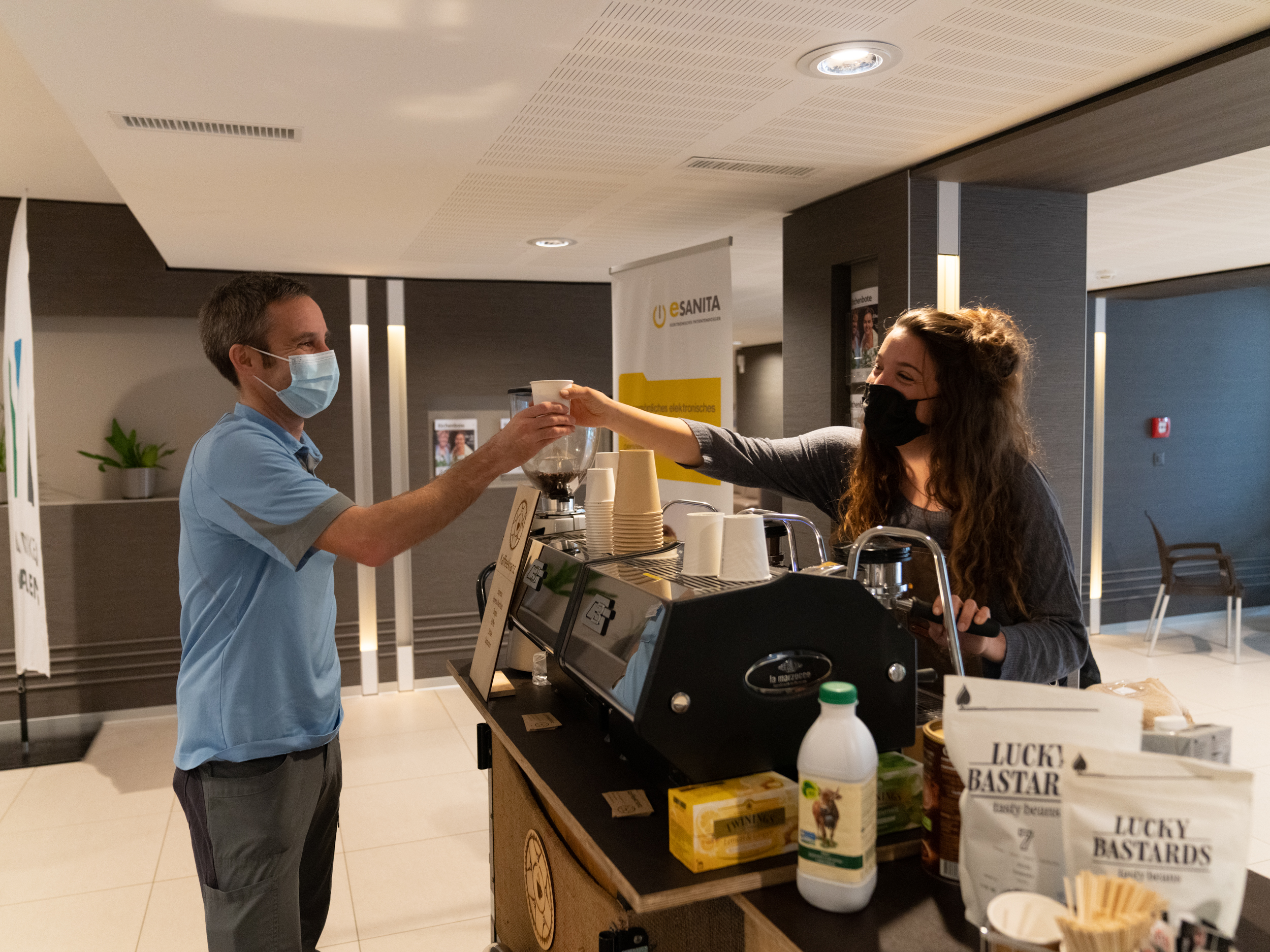 Am Kaffeestand trafen sich die interessierten Anwesenden auf einen guten Kaffee von der Profi-Barista.