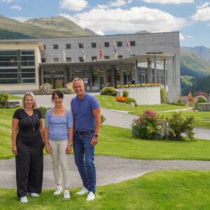 Janine Loher, Klinikdirektorin Davos Clavadel, Dr. med. Barbara Inauen, Chefärztin Innere Medizin, Ärztliche Leiterin und Mitglied der Klinikleitung, und Dr. Till Hornung, CEO Kliniken Valens (v.l.n.r.)